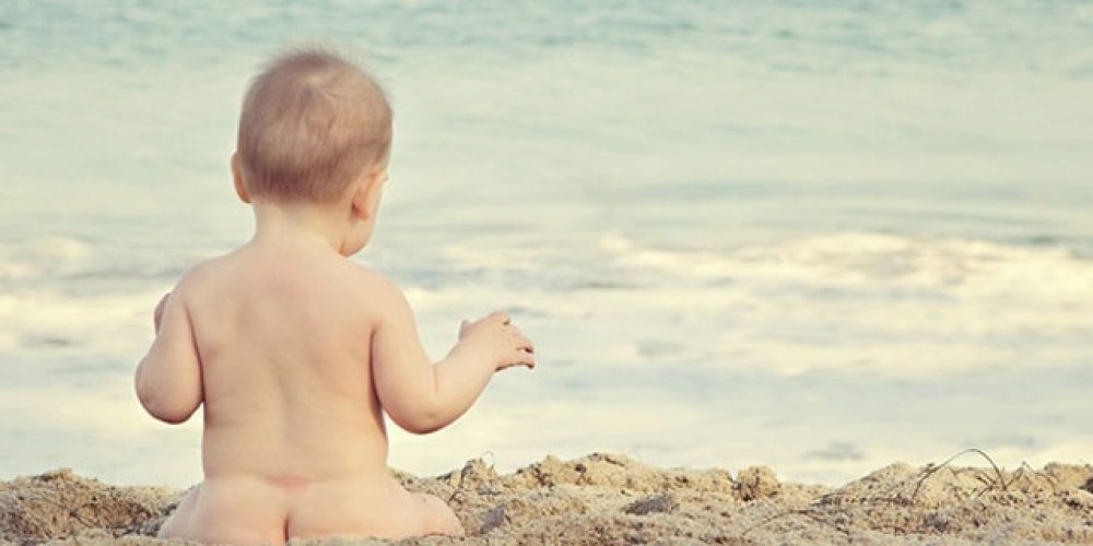 Πώς πρέπει να ντύσετε το παιδί σας στην παραλία